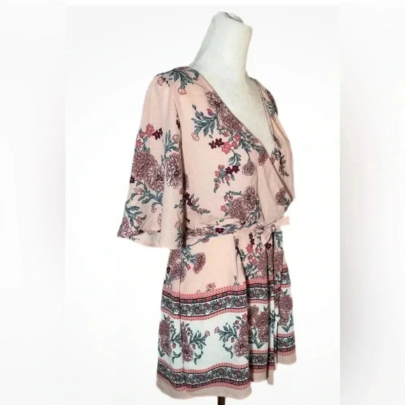 Trixxi Womens Pink Floral Print V Neck Tie Back Romper Shorts Size Medium - Picture 5 of 12